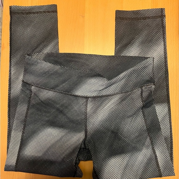 Like New Under Armour HeatGear Capri Leggings - Picture 7 of 16